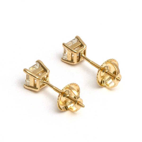 Pair of 0.90 Total Carat Diamond Stud Earrings - Image 3