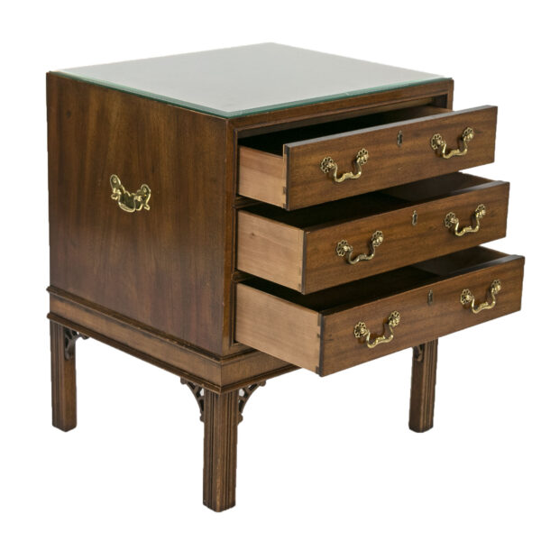 HENREDON Aston Court Chinese Chippendale 3 Drawer Bedside Chest - Image 2