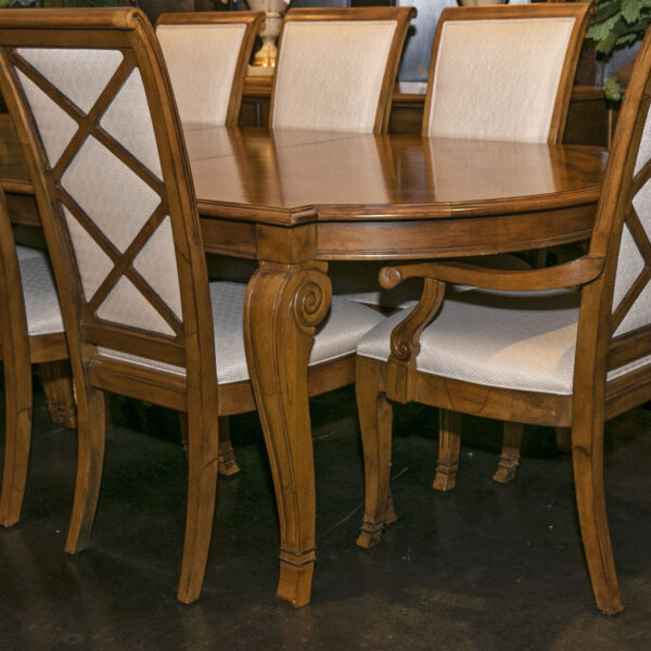 LEXINGTON Southern Living Dining Table with 10 Chairs, 2-22.5” Leaves, and Pads - Image 9