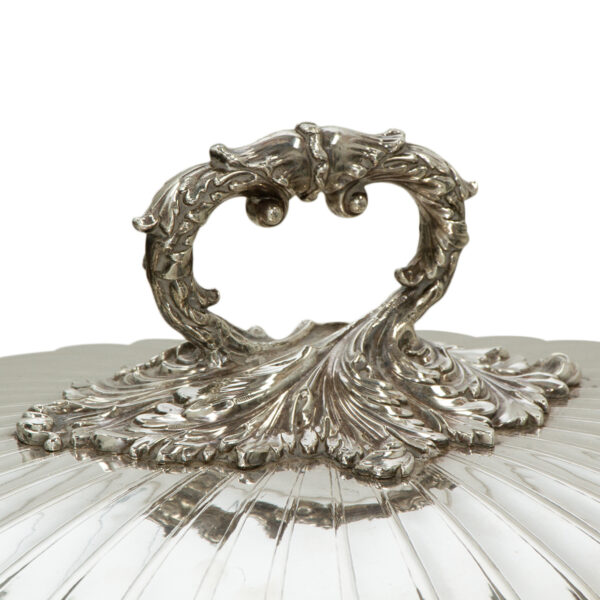 Antique Large Silverplated Serving Dome with Shell Detail - Image 4