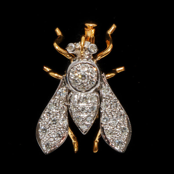Italian Pavé Diamond Bee Brooch in 14 Karat Gold - Image 2