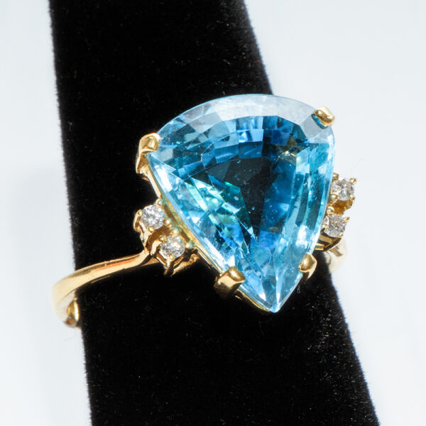 8 Carat Trillion Cut Blue Topaz and Diamond Ring in 18 Karat Gold - Image 5