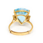 8 Carat Trillion Cut Blue Topaz and Diamond Ring in 18 Karat Gold - Image 4
