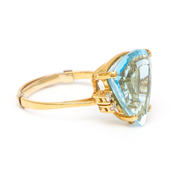 8 Carat Trillion Cut Blue Topaz and Diamond Ring in 18 Karat Gold - Image 2