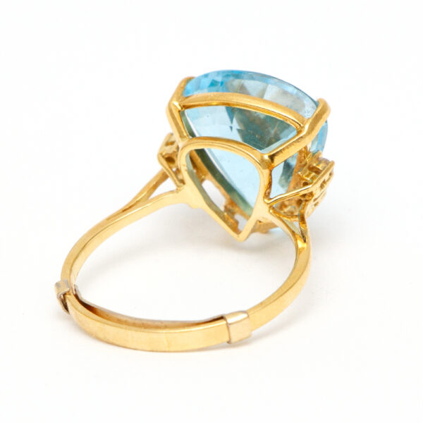 8 Carat Trillion Cut Blue Topaz and Diamond Ring in 18 Karat Gold - Image 3
