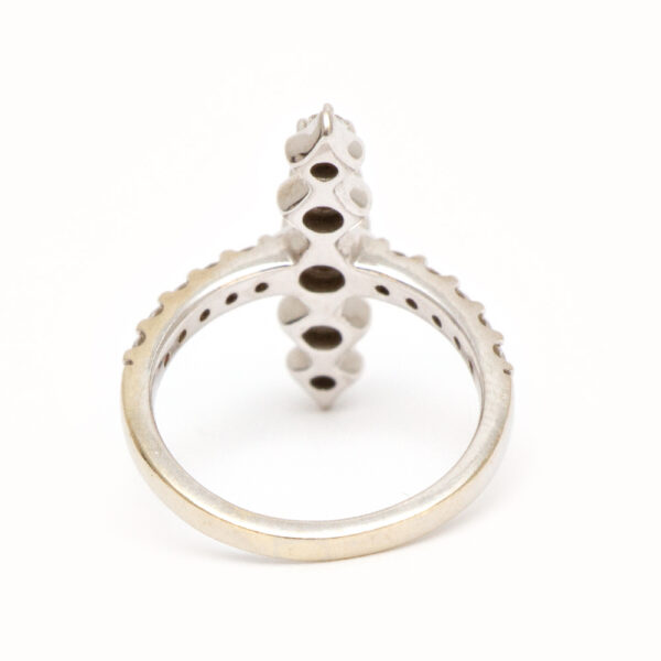 Vintage Diamond Ring in 10 Karat Gold - Image 3