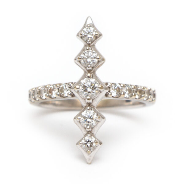 Vintage Diamond Ring in 10 Karat Gold - Image 1