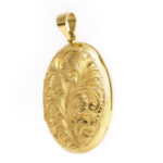 Engraved Oval Locket in 18 Karat Gold - Image 3