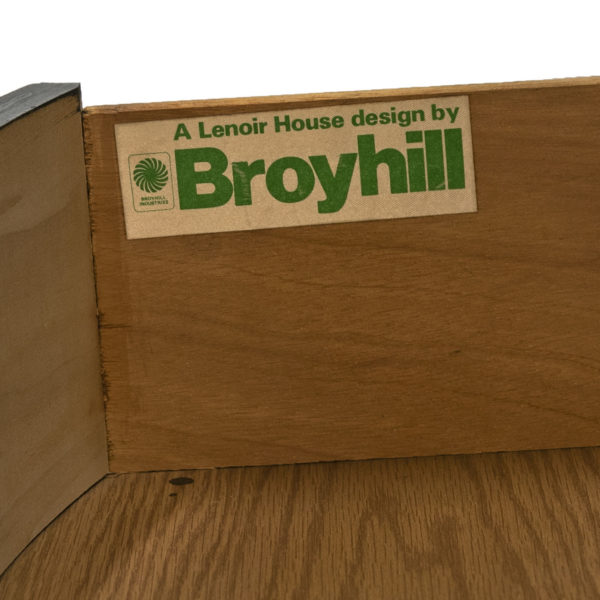 Lenoir House by BROYHILL French Provincial 9 Drawer Chest with Mirror - Image 8