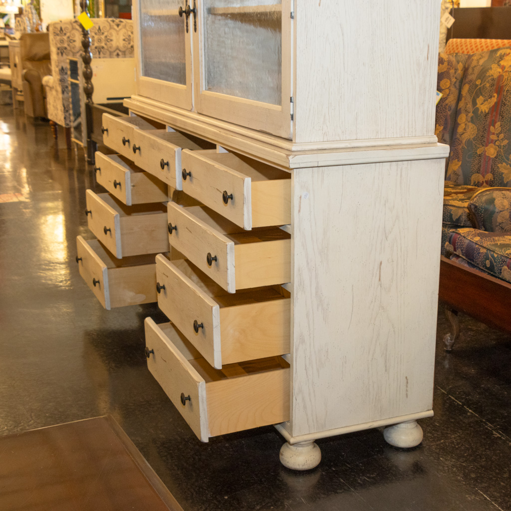 Broyhill Attic Heirlooms Distressed White Buffet With Hutch 