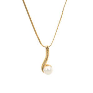 Pearl and Diamond Pendant Necklace in 14 Karat Gold