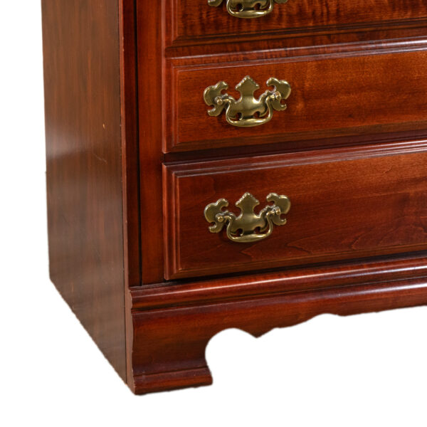 Traditional Style 7 Drawer Chest with Shell Crest - Image 5