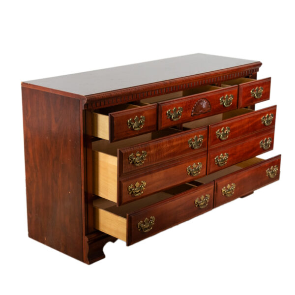 Traditional Style 7 Drawer Chest with Shell Crest - Image 6