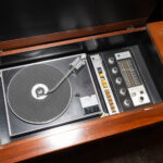 Vintage WESTINGHOUSE Mid Century Modern Walnut Solid State 300 Record Player Console - Image 4