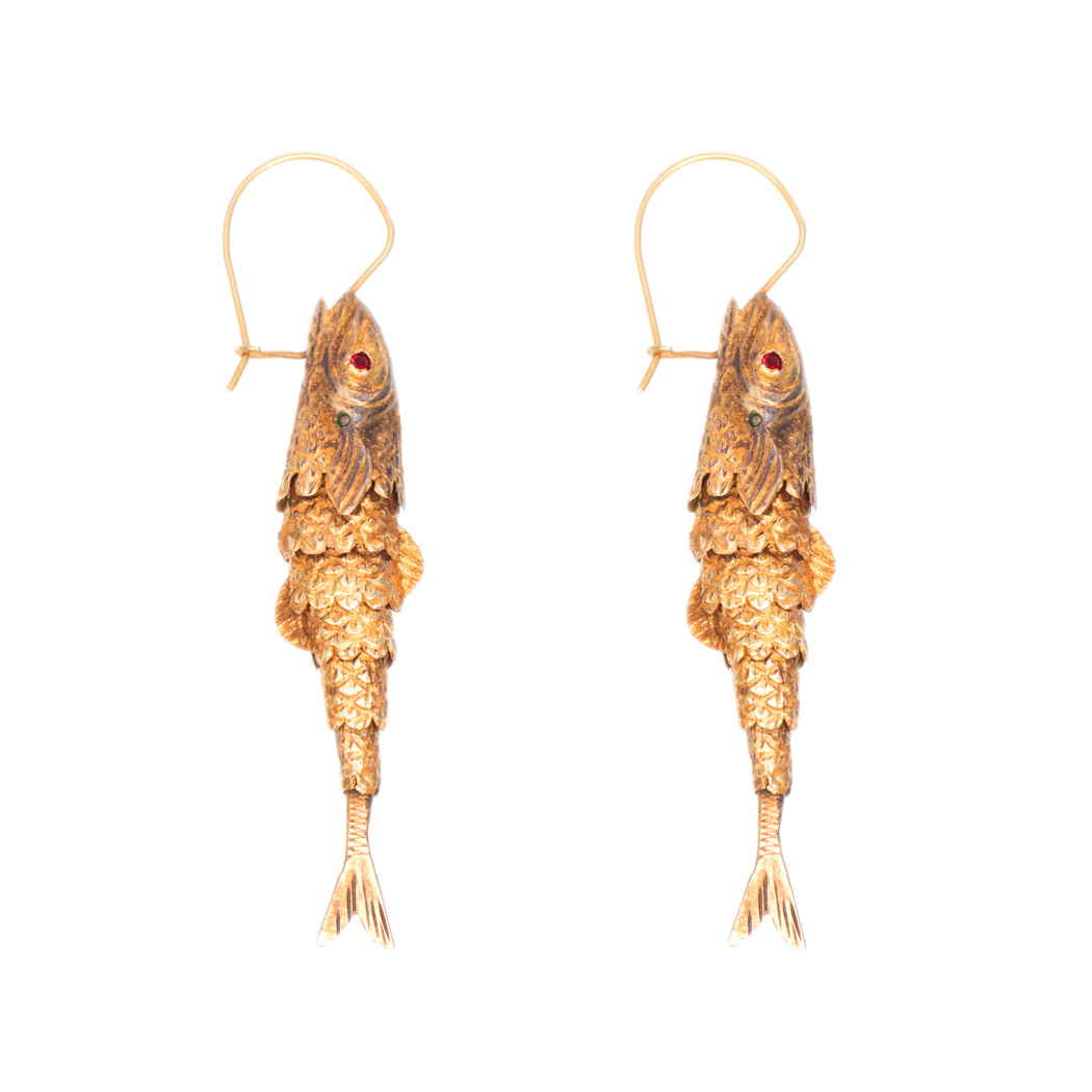 LD_180-3 Vintage Pair of Articulated Fish Drop Earrings in 10 Karat Gold - Image 1